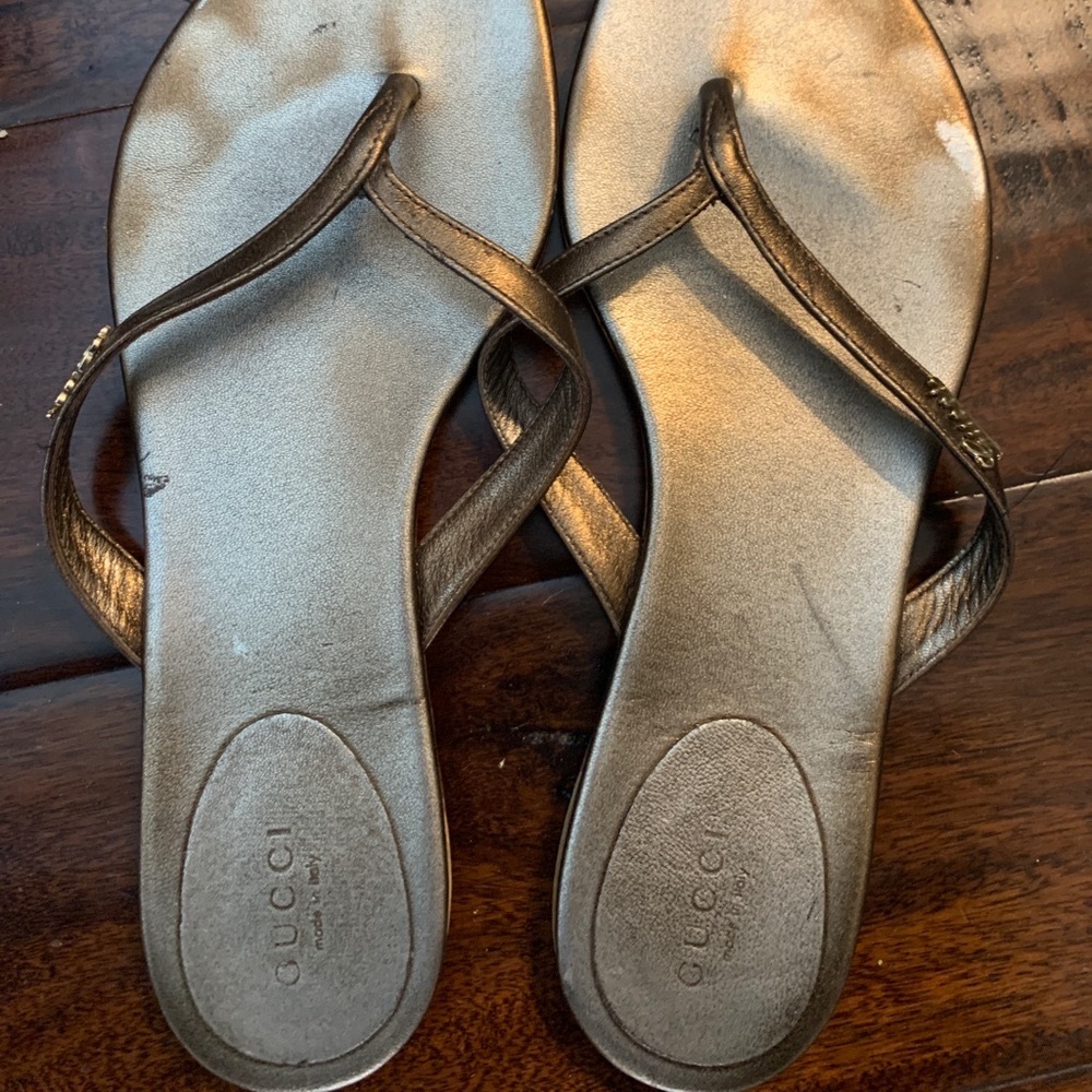 SOLD‼️Gucci Gold Leather Elizabeth Flat Thong 37?